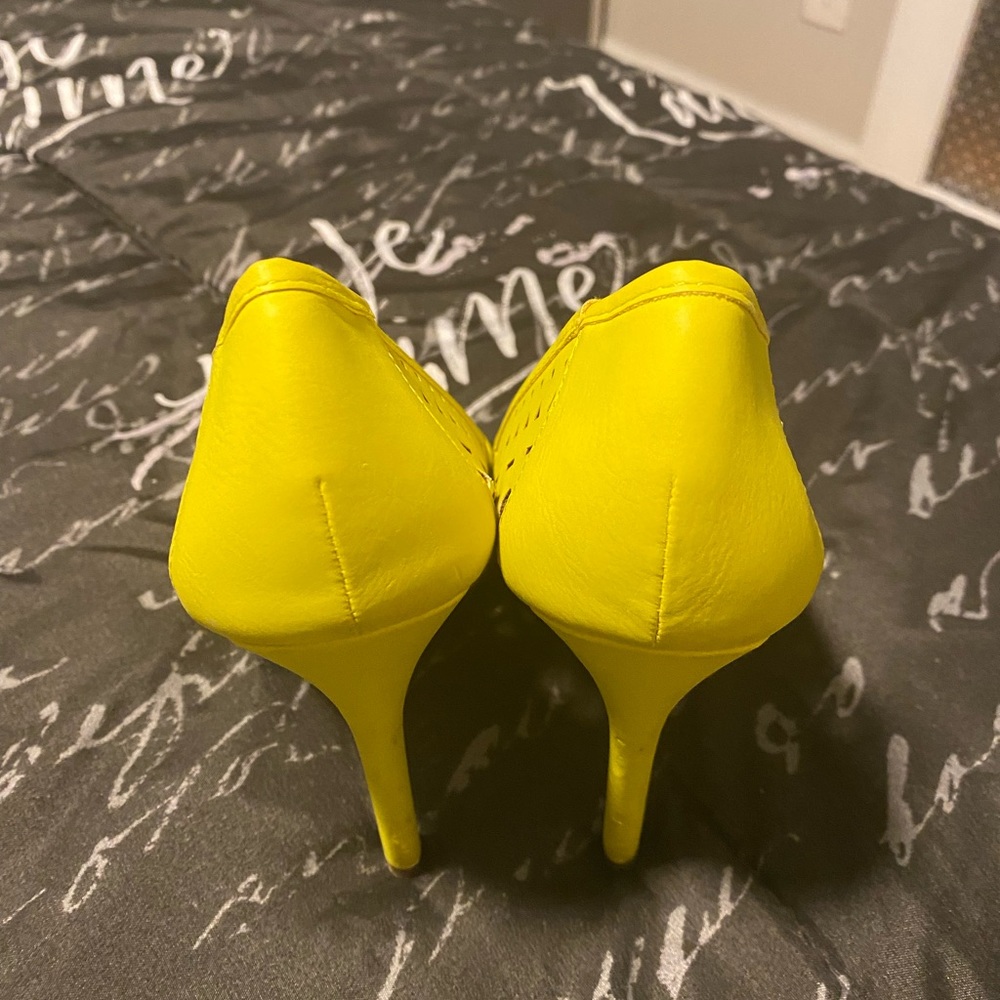 Yellow 4” heels size 6 - Picture 4 of 6